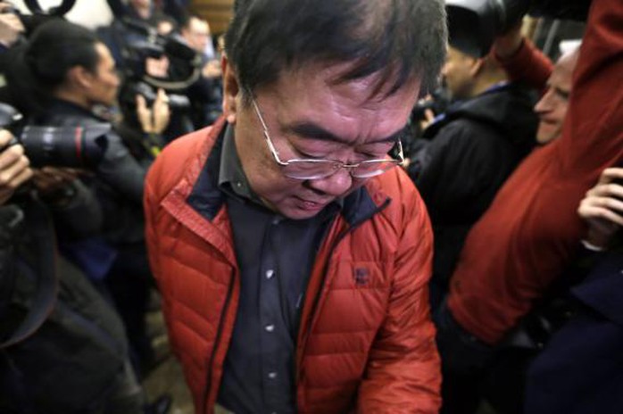 Thân nhân của hành khách trên máy bay thất thần tại Bắc Kinh - Trung Quốc. Ảnh: Reuters