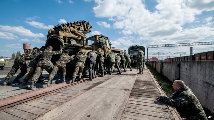 Lính Nga ở Crimea trả lại khí tài quân sự cho Ukraine. Ảnh: AP