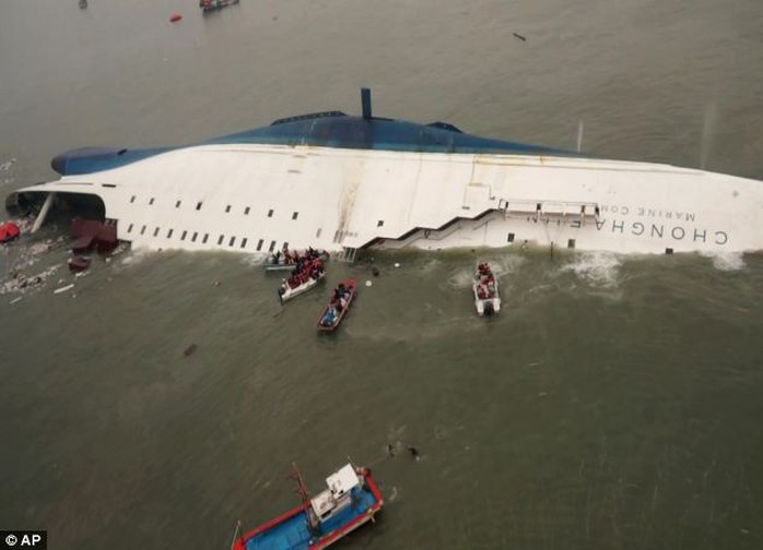 Tàu Sewol bị lật hôm 16-4.