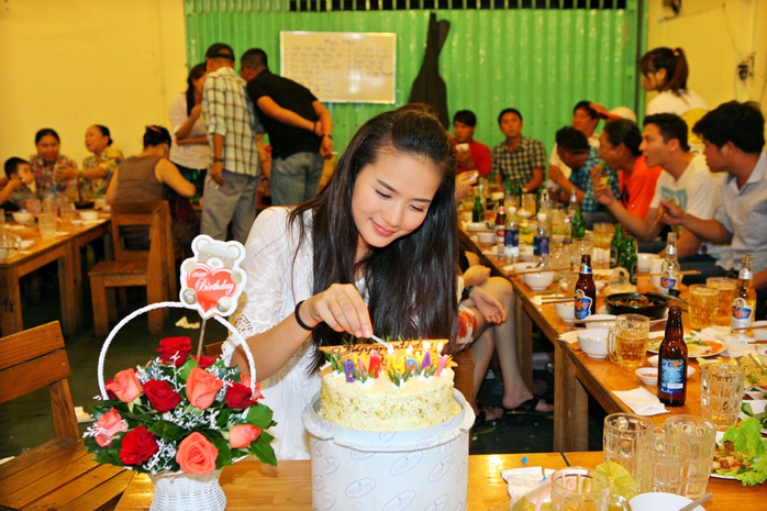 Phan Như Thảo cắt bánh kem mừng sinh nhật lần thứ 27