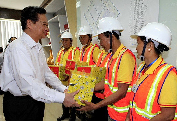 Thủ tướng Nguyễn Tấn Dũng đã tặng quà Tết cho công nhân Khu liên hợp xử lý chất thải rắn Đa Phước