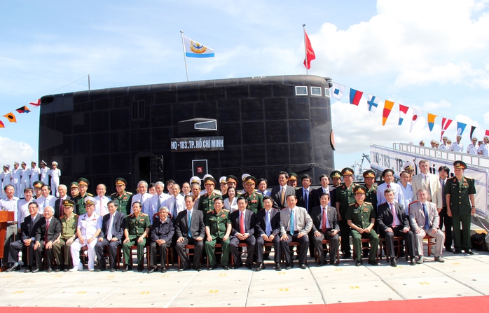 Thủ tướng Nguyễn Tấn Dũng và các quan chức cấp cao chụp ảnh lưu niệm trước tàu ngầm HQ-183 TP Hồ Chí Minh