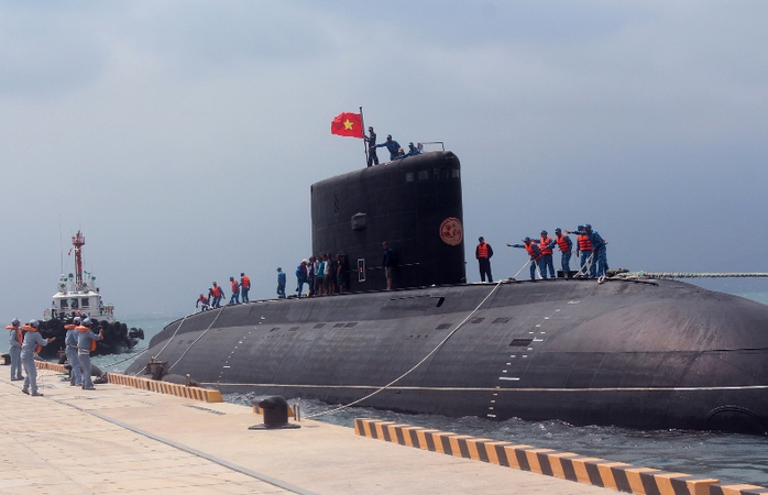 Lá cờ Tổ quốc tung bay trên đài chỉ huy Tàu ngầm TP Hồ Chí Minh tại quân cảng Cam Ranh