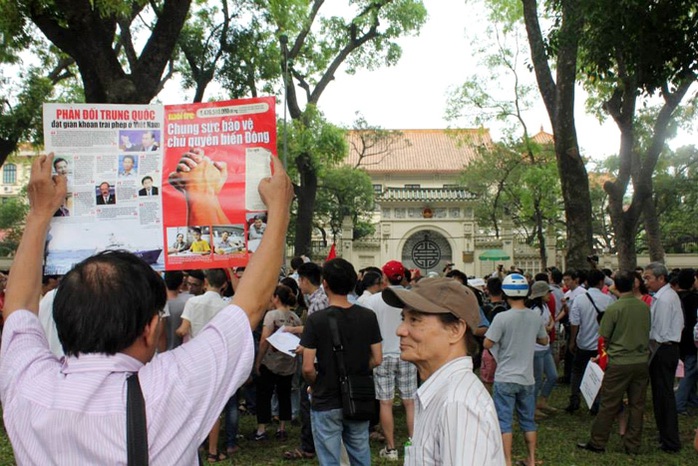 Giương cao những biểu ngữ phản đối Trung Quốc trước cổng Đại sứ quán Trung Quốc