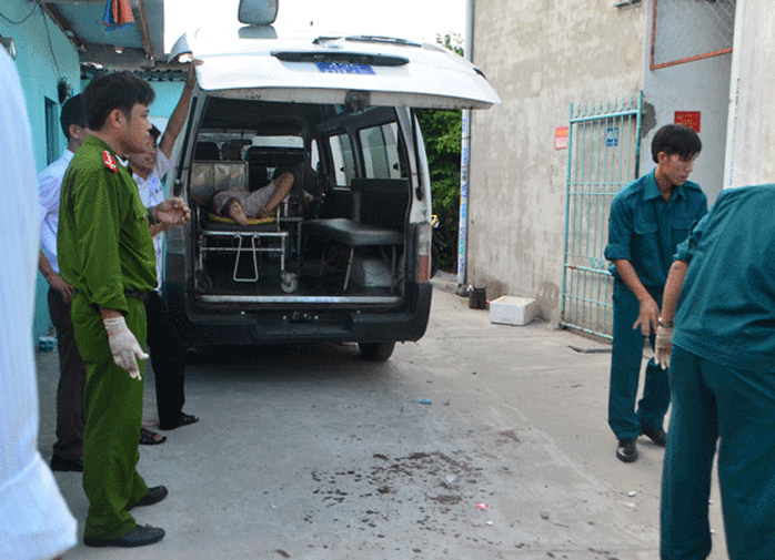 Lực lượng công an đưa thi thể nạn nhân đến bệnh viện để khám nghiệm tử thi