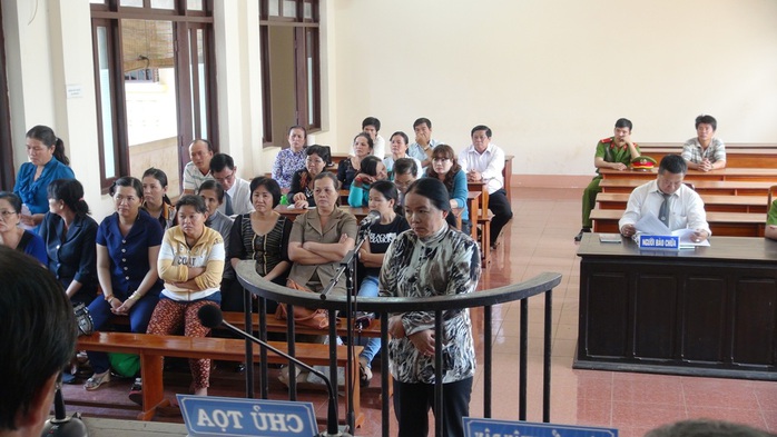 Toàn cảnh phiên tòa sơ thẩm vào sáng 1-4, xét xử vợ nguyên Viện trưởng VKSND huyện Hớn Quản, tỉnh Bình Phước, lừa đảo.