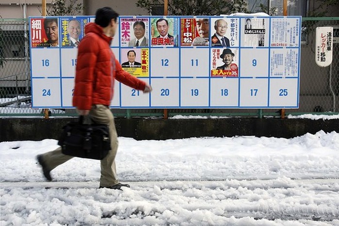 Người dân khó khăn trong việc bỏ phiếu bầu cử Thống đốc mới tại Tokyo vì tuyết. Ảnh: Reuters