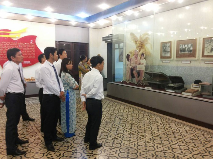 Cán bộ chuyên trách LĐLĐ huyện Củ Chi, TP HCM, tham quan Bảo tàng Tôn Đức Thắng