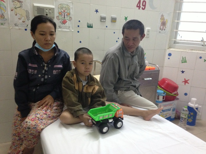 Cả gia đình bệnh nhi Tuấn ăn Tết ở bệnh viện