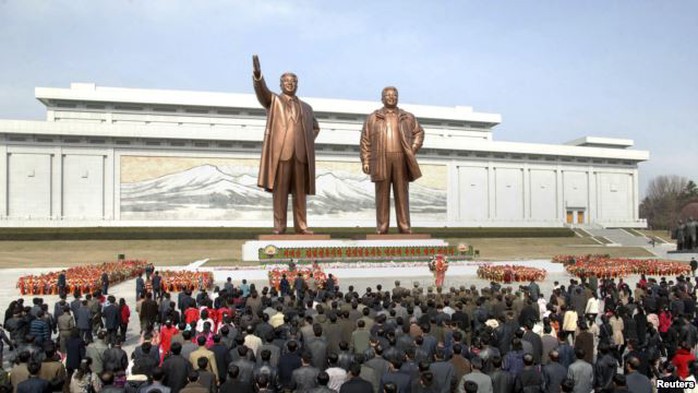 Tượng 2 cố nhà lãnh đão Triều Tiên Kim Nhật Thành (trái) và Kim Chính Nhật (phải). Ảnh: Reuters