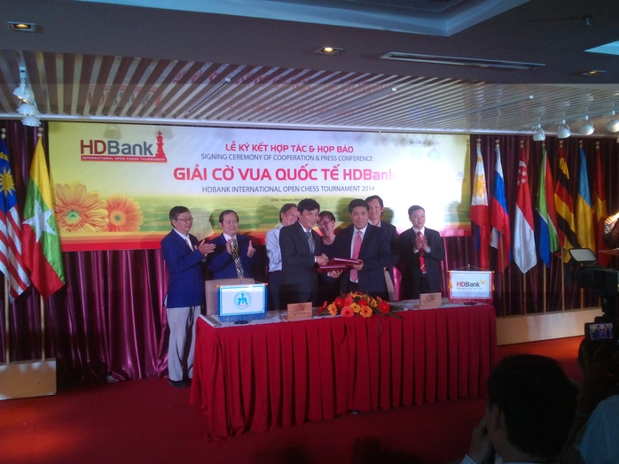Tổng Thư ký Liên đoàn Cờ Việt Nam Nguyễn Phước Trung (trái) và Phó Tổng Giám đốc HDBank Lê Thành Trung tại lễ ký kéo dài thời hạn tài trợ cho giải