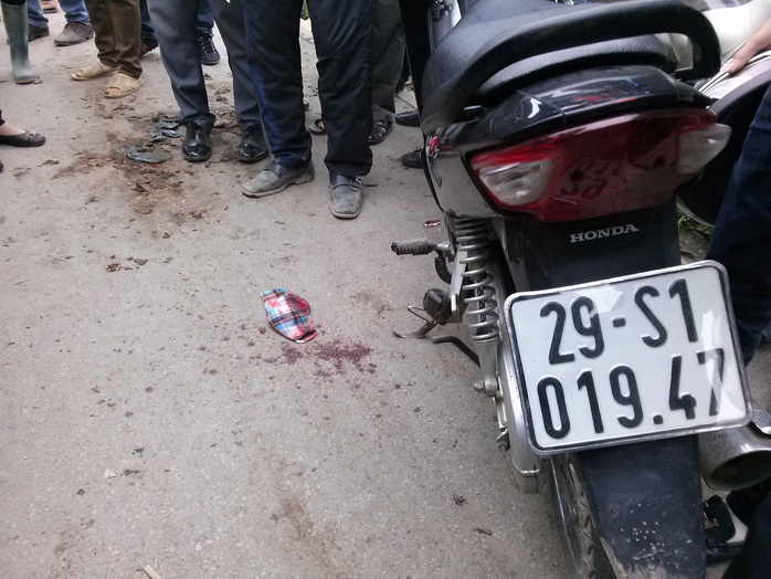 Chiếc xe máy của anh Nguyễn Năng Đông cùng vết máu ở hiện trường