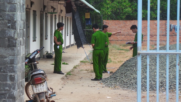 Công an khám nghiệm hiện trường vụ giết ông Thọ và anh Thiệp tại khu nhà trọ Gấm Thọ của ông Thọ vào trưa 11-2.