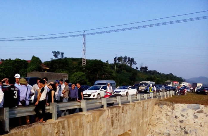 Hàng dài xe không thể di chuyển trên đường cao tốc Nội Bài - Lào Cai