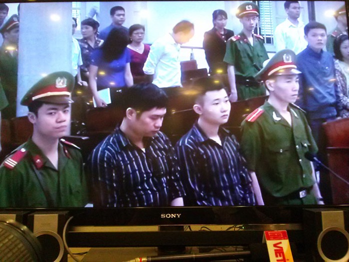 Hai bị cáo Nguyễn Mạnh Tường (trái) và Đào Quang Khánh (phải) tại phiên tòa