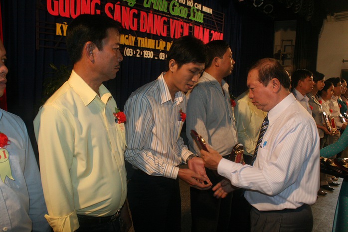 Ông Nguyễn Việt Cường, Phó Chủ tịch LĐLĐ TP tặng biểu trưng cho các gương điển hình