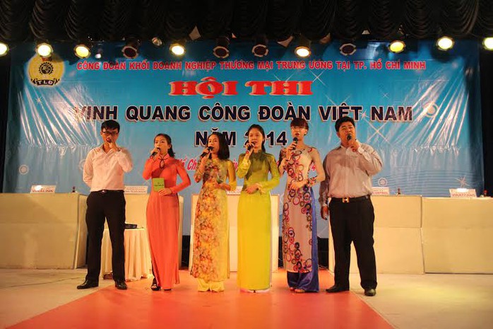 Các thí sinh thi giới thiệu tại hội thi “Vinh quang CĐ Việt Nam” do CĐ Khối Doanh nghiệp Thương mại Trung ương tại TP HCM