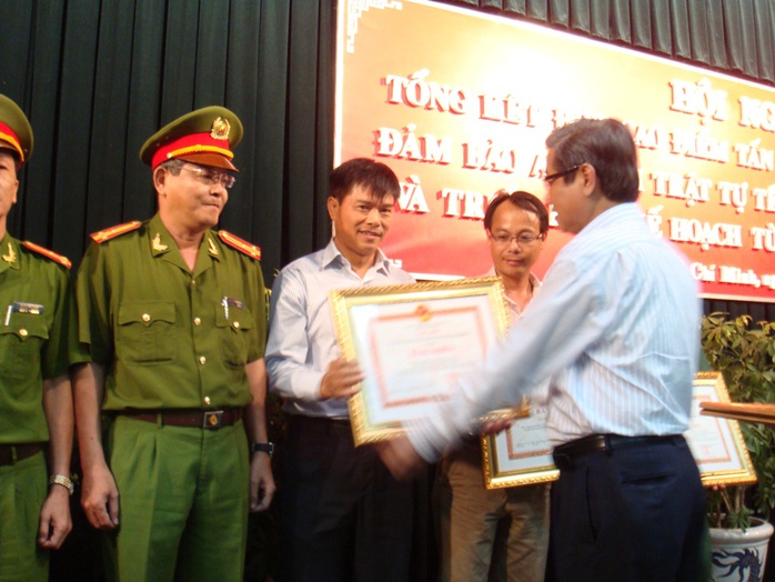 Ông Hứa Ngọc Thuận, Phó Chủ tịch UBND TP HCM tặng bằng khen cho các tập thể, cá nhân đạt thành tích xuất sắc trong đợt CĐTCTATP.