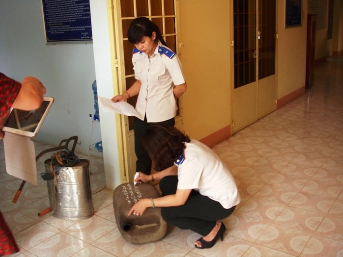 Cán bộ THADS tỉnh Bình Phước đang ghi nội dung trao – nhận chiếc can nhựa là 