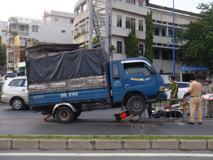 Hiện trường xe tải leo dải phân cách sau khi đụng một người đi xe máy trọng thương vào chiều 4-4, trên đường Võ Văn Kiệt, phường 10, quận 5 - TP HCM.