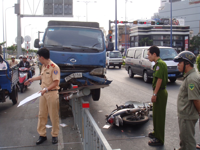 Lực lượng CSGT Đội Chợ Lớn đang đo vẽ hiện trường vụ tai nạn giao thông chiều 4-4, trên đường Võ Văn Kiệt, phường 10, quận 5 – TP HCM.