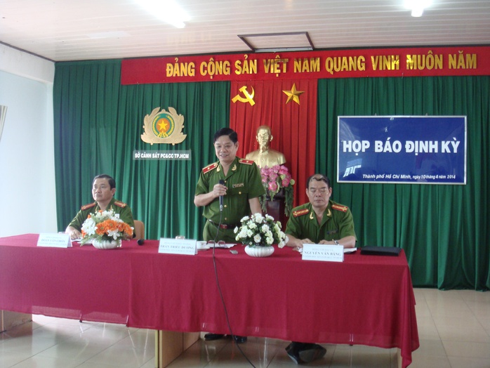 Thiếu tướng Trần Triều Dương, Giám đốc Sở Cảnh sát PCCC TP HCM, phát biểu tại buổi họp báo định kỳ theo quy định vào chiều 10-4.