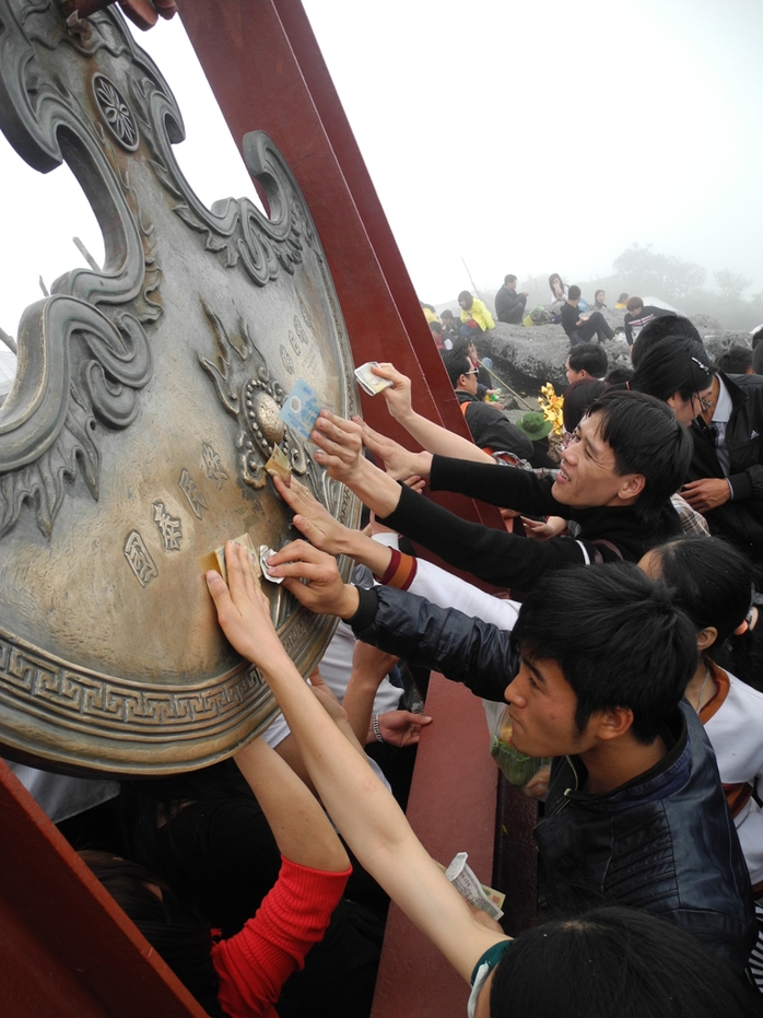 Nhiều du khách vượt 17 km đi bộ lên Chùa Đồng xô đẩy, chen nhau chỉ để cọ tờ tiền vào chuông đồng, chùa đồng lấy may.