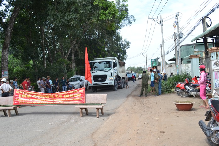 Người dân ấp Hương Phước, xã Tân Cang ngăn đường chặn xe ben sáng 28-9