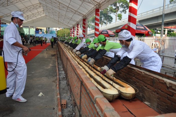 Đội ngũ nhân viên và tình nguyện viên của Siêu thị Sài Gòn thực hiện chiếc bánh mì kỷ lục