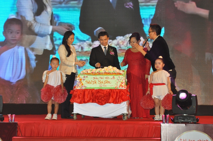 Cắt bánh mừng sinh nhật Siêu thị Sài Gòn tròn 13 tuổi