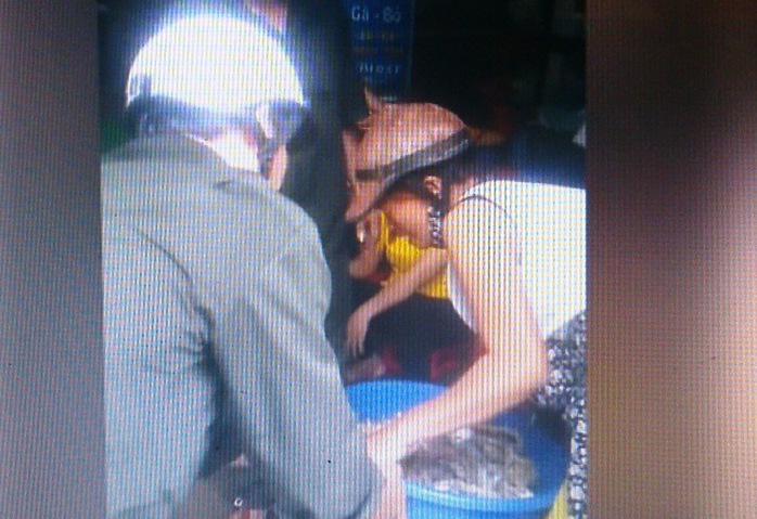 Hình ảnh người bán hàng rong cố giữ chậu hải sản khi bị đội trật tự thị xã Sầm Sơn tịch thu