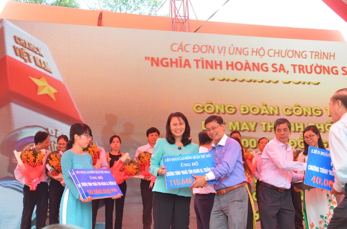 Bà Nguyễn Thị Thu, Chủ tịch LĐLĐ TP HCM, tiếp nhận tiền ủng hộ từ đại diện LĐLĐ quận Thủ Đức, TP HCM ẢNH: TẤN THẠNH