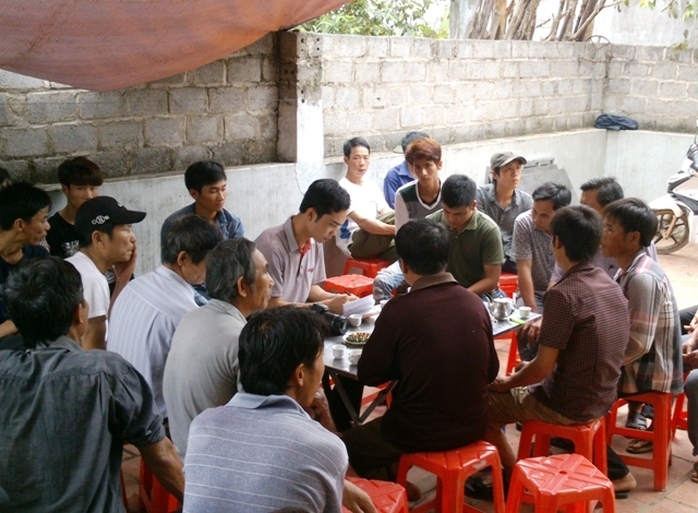 Làng xóm đến chia buồn với gia đình ông Thắm trước cái chết của anh Lãi