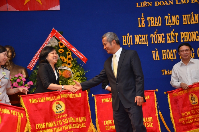 Ông Đặng Ngọc Tùng, Chủ tịch Tổng LĐLĐ Việt Nam trao cờ thi đua của Tổng LĐLĐ Việt Nam cho các tập thể điển hình  ẢNH: TẤN THẠNH