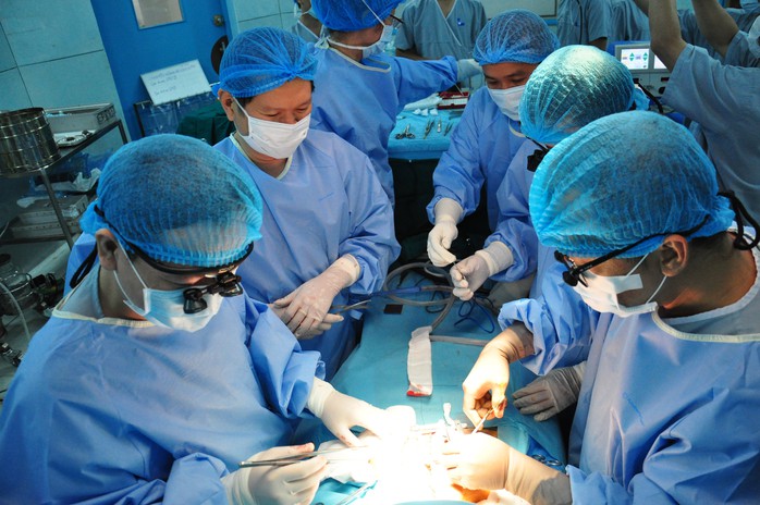 Các bác sĩ Bệnh viện Nhi đồng 2 TP HCM phẫu thuật tách rời hai bé.