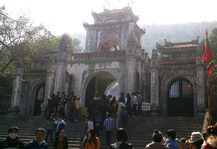 Ngôi đền thờ nữ tướng Triệu Thị Trinh nằm trên núi Gai, cạnh quốc lộ 1A.