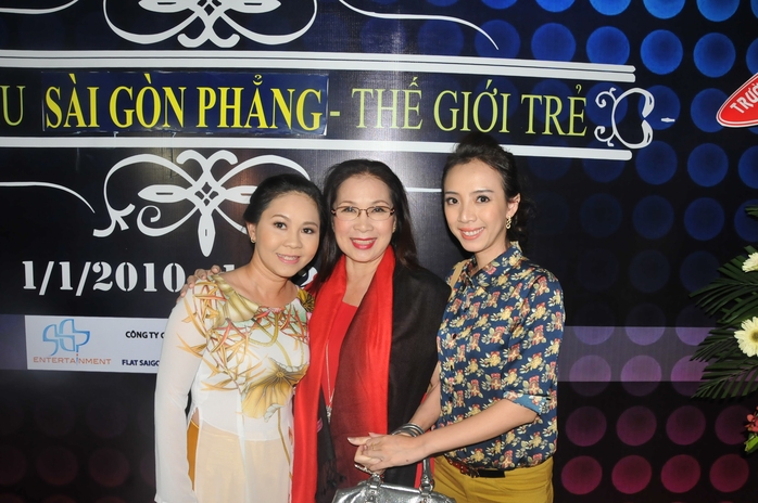 
	Ngọc Nga (chị gái của Tú Sương) và NSƯT Kim Xuân, Thu Trang đến chúc mừng sân khấu kịch Sài Gòn Phẳng