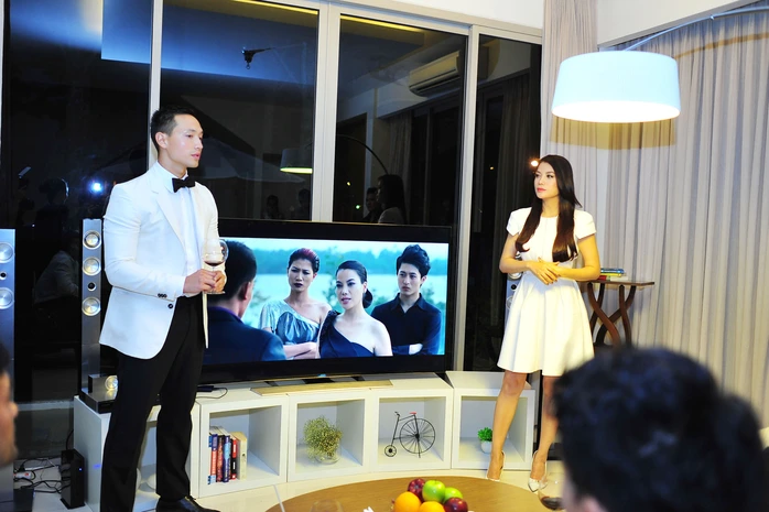 Kim Lý (vai Tùng Hero) và Trương Ngọc Ánh (vai Hương ga) xuất hiện cạnh nhau và những hình ảnh trong phim.