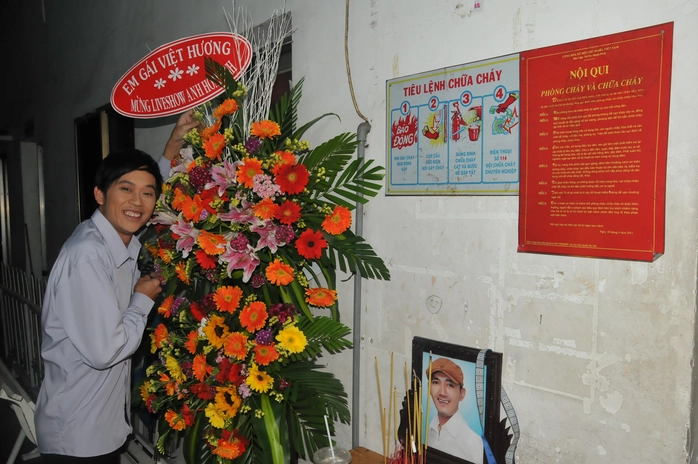  Hoài Linh đặt lẵng hoa của Việt Hương chúc mừng liveshow bên cạnh bàn thờ của cố nghệ sĩ Hữu Lộc tối 8-1 tại hậu trường sân khấu Trống Đồng.