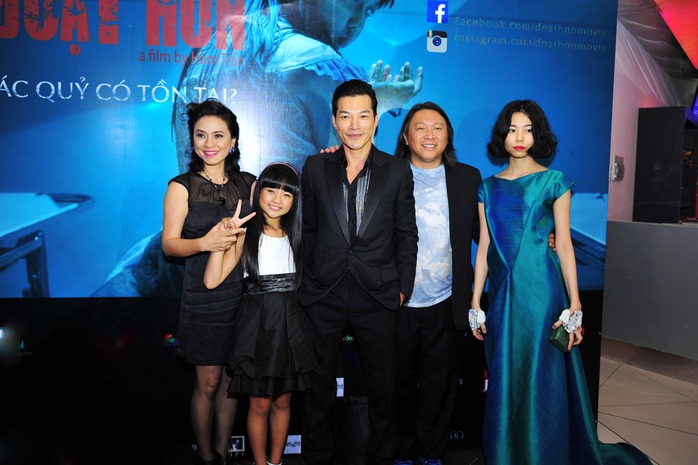 Nữ diễn viên Ngọc Hiệp vừa là diễn viên vừa là nhà sản xuất của &quot;Đoạt hồn&quot;, bé gái Lâm Thanh Mỹ, Trần Bảo Sơn và đạo diễn Hàm Trần tại lễ ra mắt phim.
