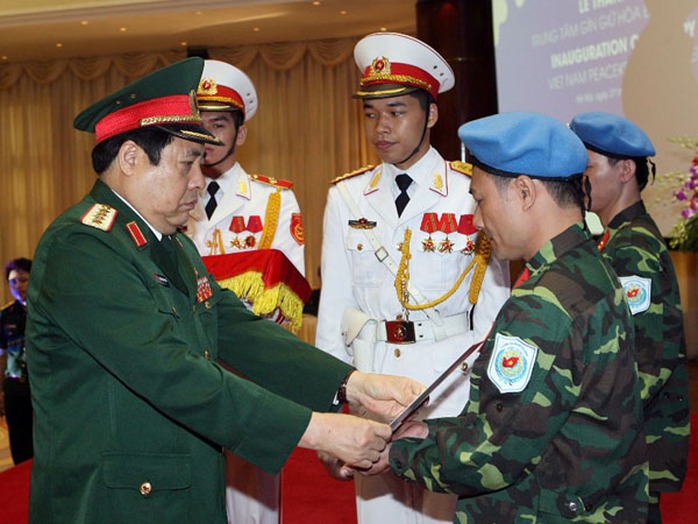 Bộ trưởng Phùng Quang Thanh trao quyết định, mũ nồi xanh cho 2 sĩ quan làm nhiệm vụ gìn giữ hòa bình LHQ tại Nam Sudan