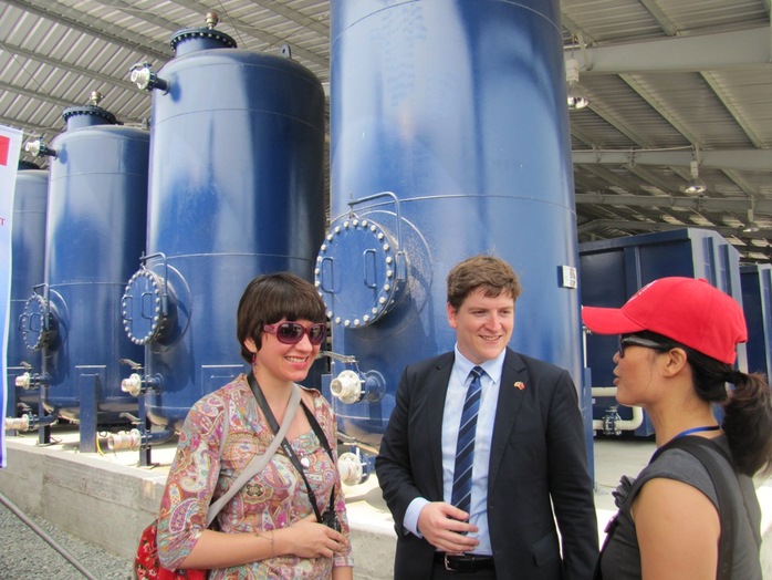 Quan khách nước ngoài tham quan hệ thống xử lý nhiệt dioxin tại khu vực sân bay Đà Nẵng