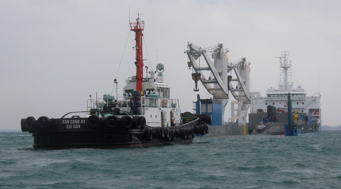 Đang hạ thủy tàu ngầm TP Hồ Chí Minh từ tàu vận tải Rolldock Star