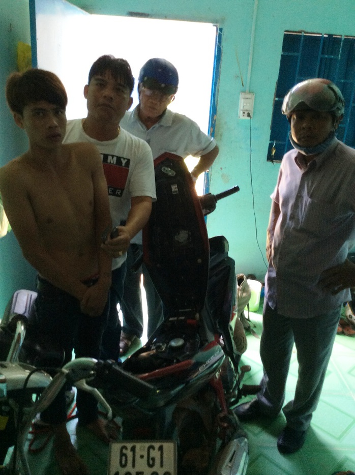 Nguyễn Bá Doanh (ở trần) bị các hiệp si bắt sau khi trộm xe máy vào sáng 23-6.