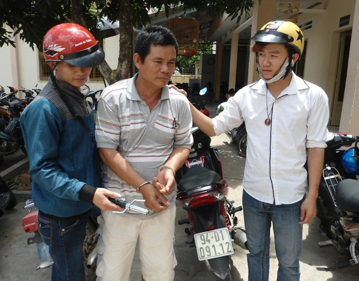 Đồng Văn Biên (giữa), đối tượng lừa đảo chiếc xe máy của chị Sen, bị các “hiệp sĩ” bắt và thu hồi lại chiếc xe sau hơn 1 năm được nạn nhân trình báo.