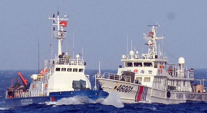 Tàu Trung Quốc (phải) hung hăng tấn công tàu cảnh sát biển đang làm nhiệm vụ bảo vệ chủ quyền tại khu vực Trung Quốc hạ đặt trái phép giàn khoan Hải Dương 981 trong vùng biển của Việt Nam