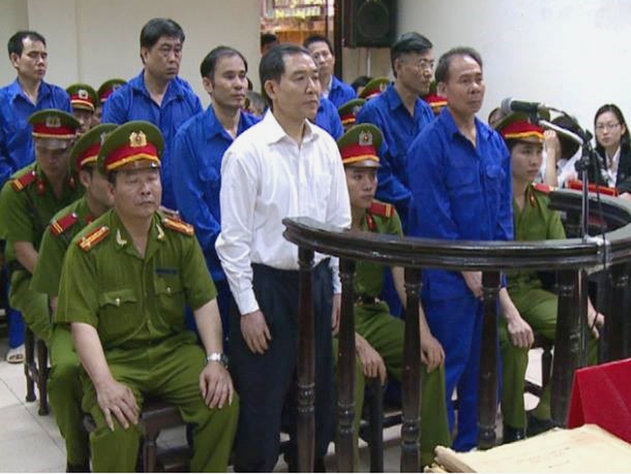 2 bị cáo Dương Chí Dũng (áo trắng) và Mai Văn Phúc (đứng hàng đầu áo xanh) vẫn bị VKS đề nghị y án tử hình tội tham ô tài sản