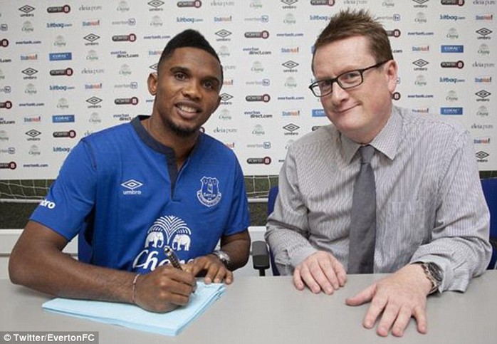 Etoo trong ngày ký hợp đồng với Everton