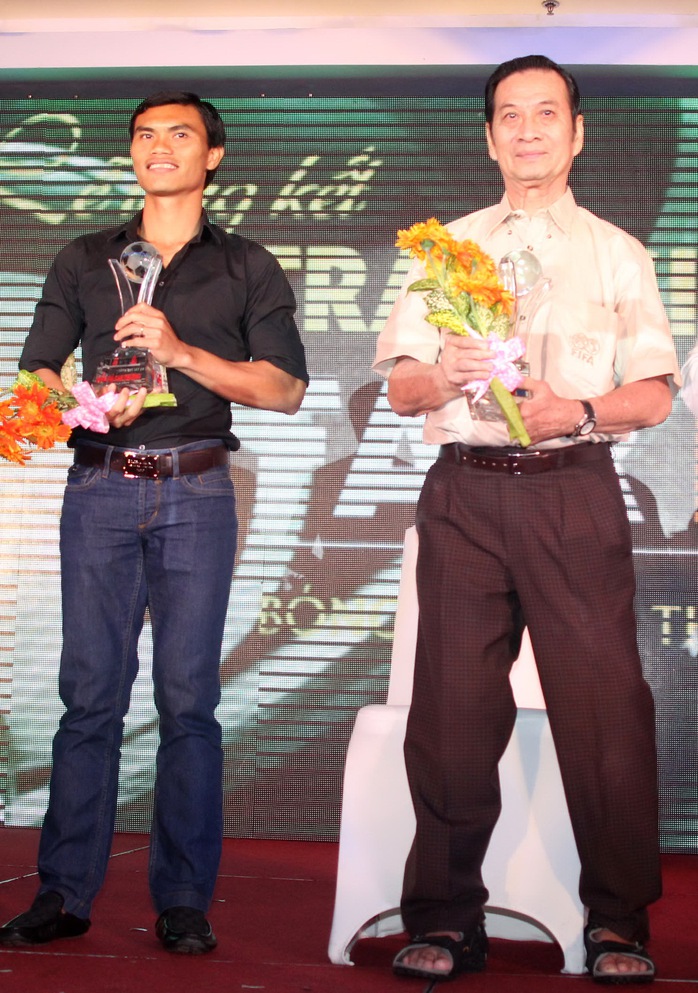 HLV Phạm Huỳnh Tam Lang nhận giải Fair-Play 2012 - Ảnh: QUANG LIÊM