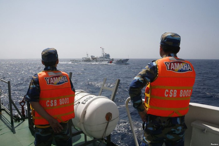 Cảnh sát biễn Việt Nam theo dõi tàu Trung Quốc hoạt động trái phép trong vùng biển Việt Nam. Ảnh: Reuters
